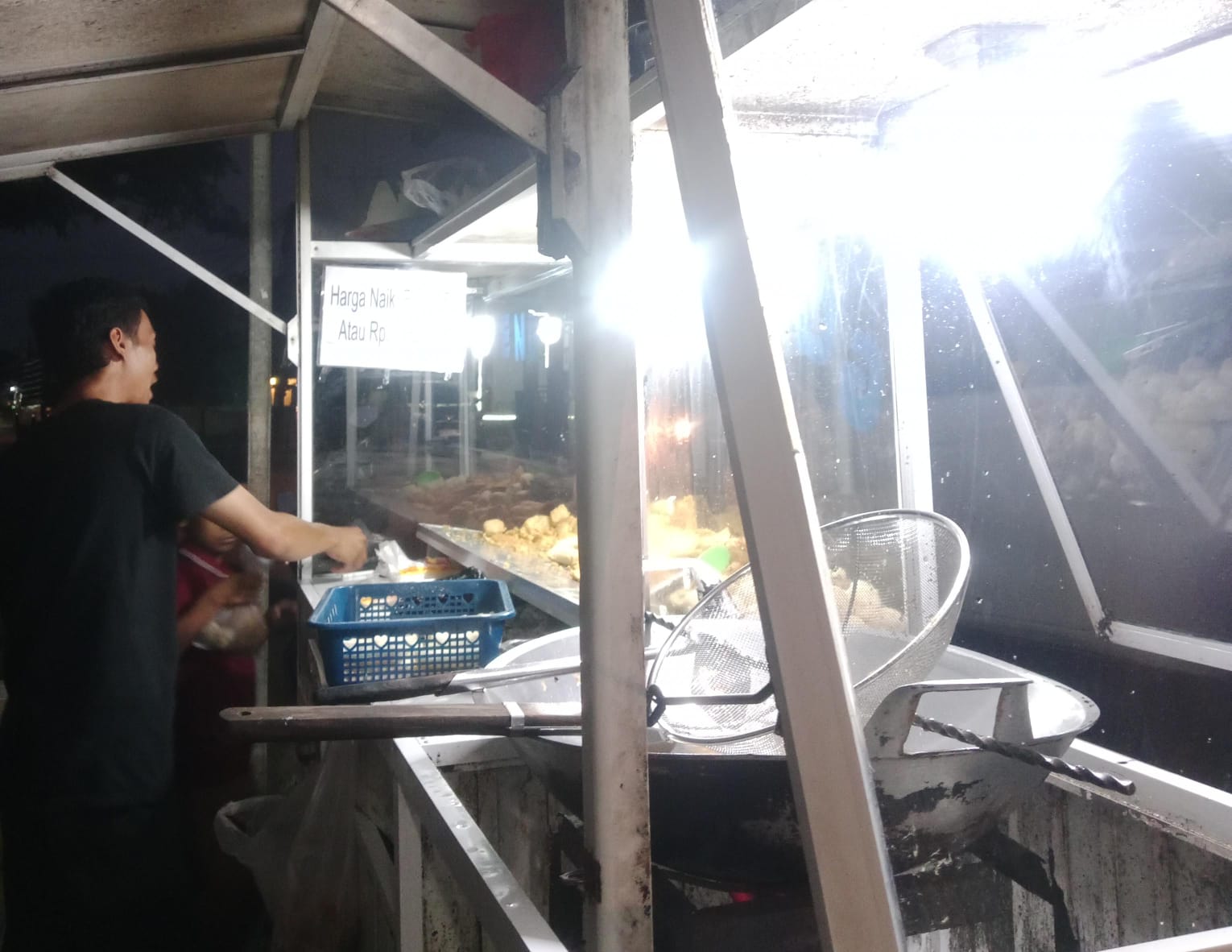 Harga BBM dan Bahan Pokok Naik, Pedagang Gorengan di Lebak Naikkan Harga Jadi Rp1.250 per Buah