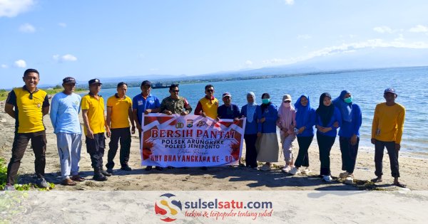 Polsek dan Pemcam Arungkeke Bersihkan Sampah di Pesisir Pantai Petang Jelang HUT Bhayangkara ke-80