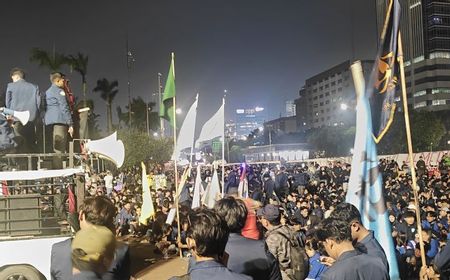 Mahasiswa Trisakti Bertahan di Depan Gedung DPR, Polisi Siagakan 4.263 Personel di Lima Titik