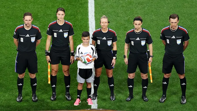 Tori Penso Jadi Wasit Perempuan Pertama yang Pimpin Laga Piala Dunia 2026