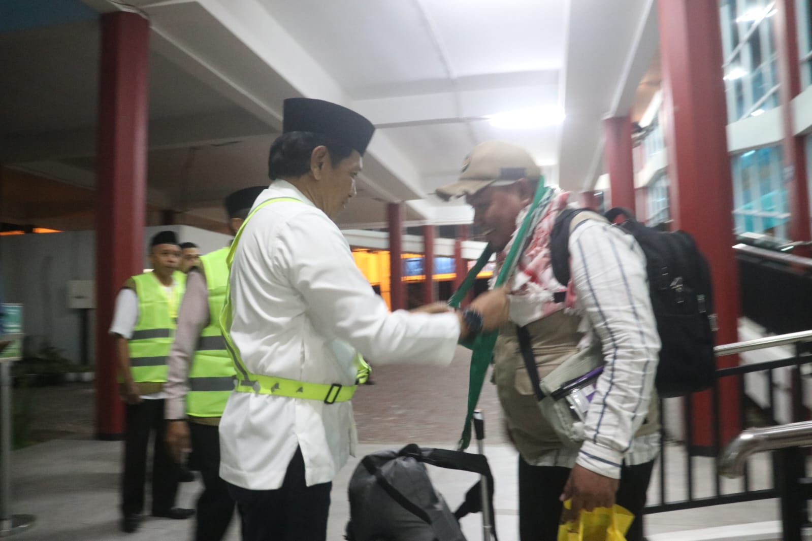 387 Jemaah Haji Kloter 24 Tiba di Ambon, Disambut Haru Sekda Maluku di Bandara Pattimura