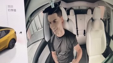 Sistem Autopilot Tesla Dibodohi Boneka Ronaldo dan Messi Seharga Rp 170 Ribuan