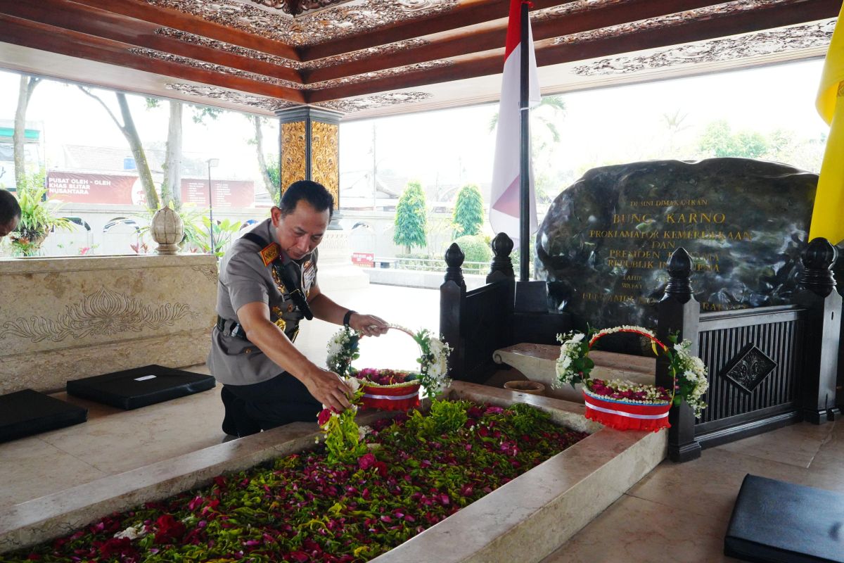 Kapolri Ziarahi Makam Soekarno di Blitar, Serap Nilai Perjuangan Jelang Hari Bhayangkara ke-80