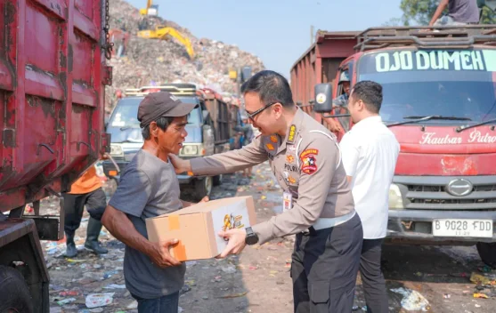 Polri Salurkan Bansos ke Warga Pemulung TPA Burangkeng Bekasi Jelang Hari Bhayangkara ke-80