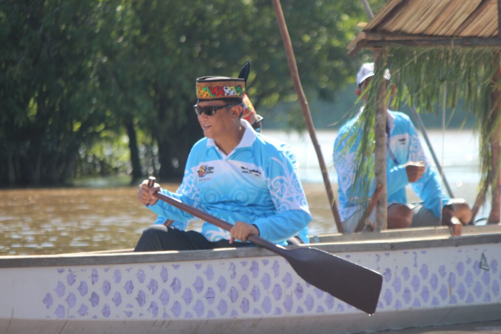 Lomba Besei Kambe di Sungai Kahayan Warnai HUT Bhayangkara ke-80, Polisi dan Warga Kalteng Adu Ketangkasan Perahu Tradisional