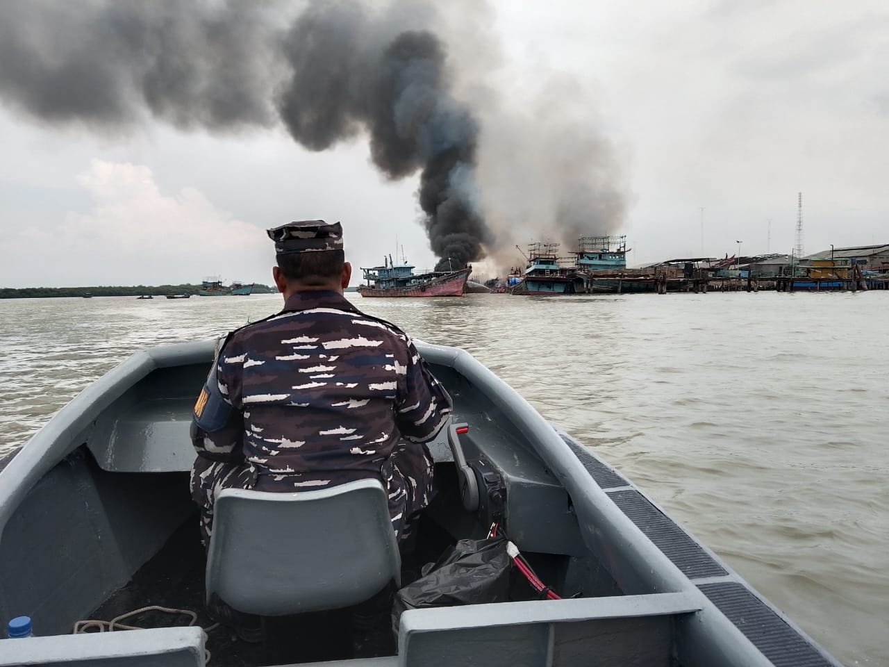 Empat Kapal Ikan Hangus Terbakar di Pelabuhan Gabion Belawan, TNI AL dan Damkar Medan Berjibaku Padamkan Api