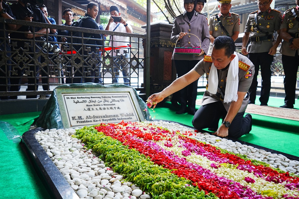 Kapolri Ziarah ke Makam Gus Dur di Jombang, Kenang Peran Pemisahan TNI-Polri Jelang Hari Bhayangkara