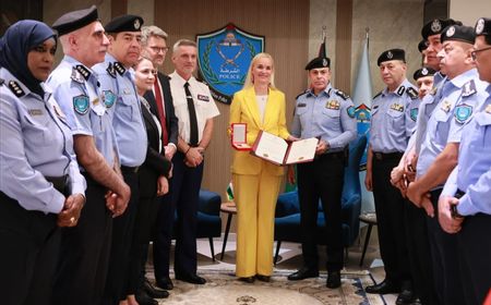 Presiden Palestina Abbas Anugerahkan Medali untuk Kepala Misi Kepolisian Uni Eropa, Karin Limdal