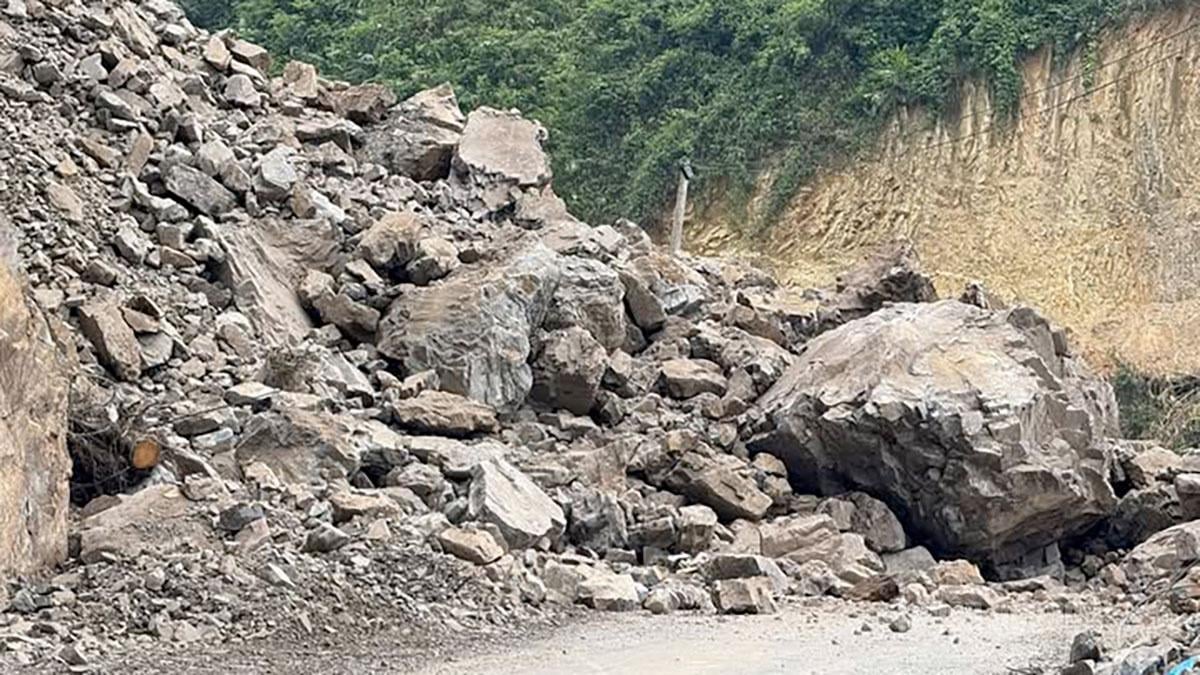 Hujan Lebat Picu Longsor 3.000 Meter Kubik di Thuan Hoa, Akses Jalan Terputus Total