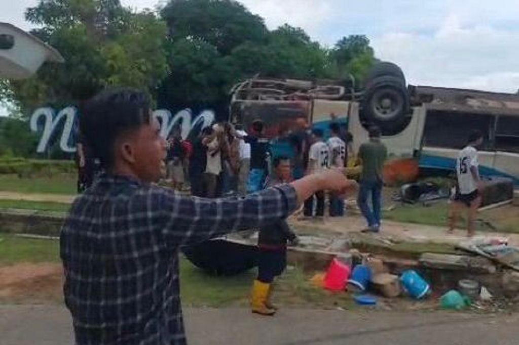 Bus Rombongan Jemaat Gereja Terguling di Jembatan 5 Barelang, 30 Orang Luka-Luka Dievakuasi ke RS