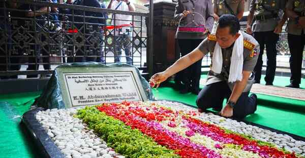 Jelang Hari Bhayangkara ke-80, Kapolri Ziarahi Makam Tiga Presiden RI dari Blitar hingga Kalibata