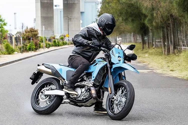 Suzuki DR-Z4SM 2026 Resmi Meluncur, Sang Legenda Supermoto Jalanan Kembali Berjaya