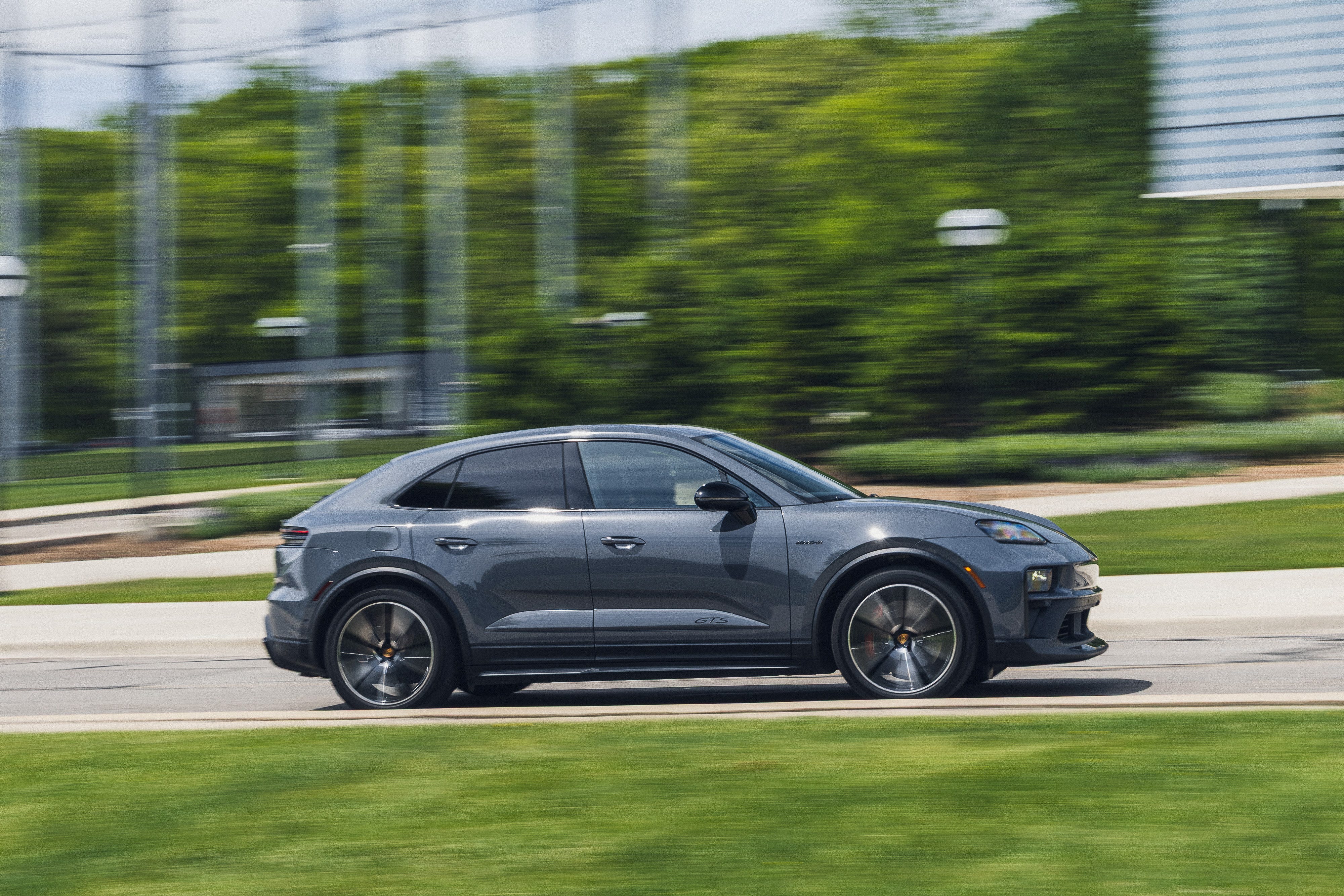 Test Drive Porsche Macan GTS Electric 2026: SUV Listrik 563 Hp yang Manis di Angeles Crest Highway