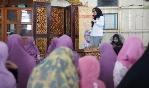 Anggota DPD RI Amaliah Sobli Sosialisasikan 4 Pilar MPR RI di Palembang, Bantuan Hadroh Diserahkan ke Ibu-Ibu 30 Ilir