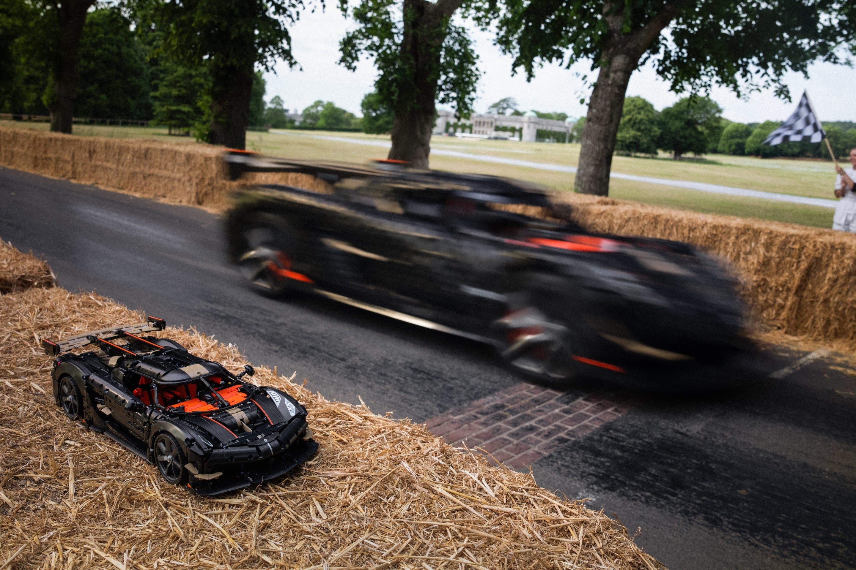 Lego Technic Koenigsegg Sadair’s Spear Ukuran Asli Tembus 111 km/jam di Goodwood, Pecahkan Rekor