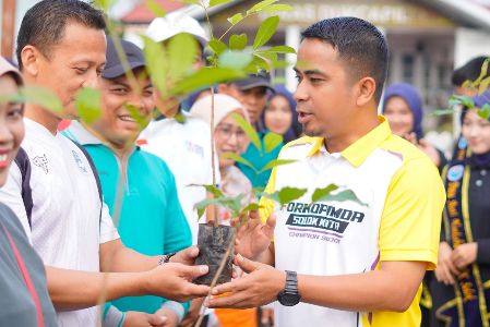 Wali Kota Solok Bagikan 30 Bibit Pohon Mahoni dan Petai ke 13 Kelurahan untuk Cegah Banjir