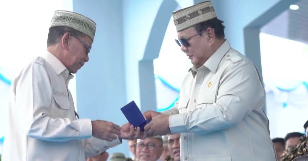 Presiden Prabowo Terima Lencana Emas Adhi Bhakti Tani Nelayan Maha Utama dari KTNA di Gorontalo