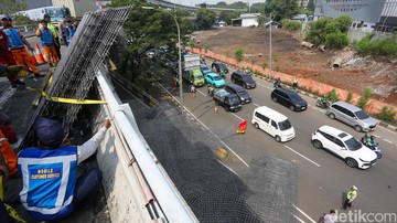 Truk Muat Wiremesh Terbalik di Layang Tomang, Muatan Tumpah dan Tutup Jalan Tol