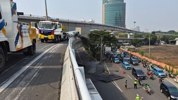 Evakuasi Truk Terbalik di Layang Tomang Rampung, Gerbang Tol Kembali Dibuka Usai 6 Jam Macet