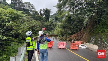 Lembah Anai Longsor Lagi, Jalur Padang-Bukittinggi Lumpuh Total, Ratusan Kendaraan Terhambat