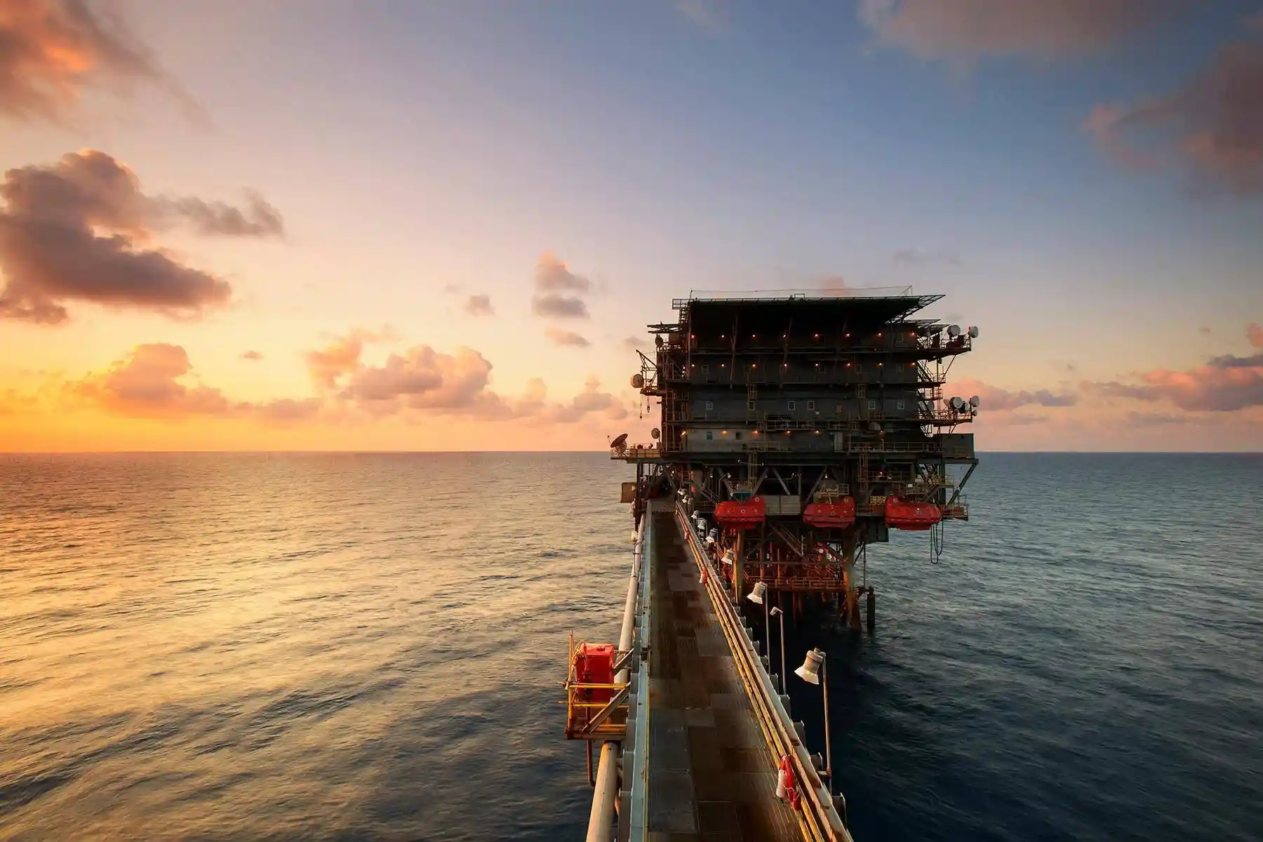 Harga Minyak Anjlok ke USD77, Saham Garuda dan Blue Bird Berpotensi Moncer, Medco Tertekan