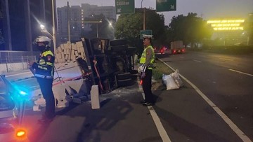 Truk Muatan Bahan Bangunan Terbalik di MT Haryono Jakarta Timur, Lalu Lintas Sempat Lumpuh