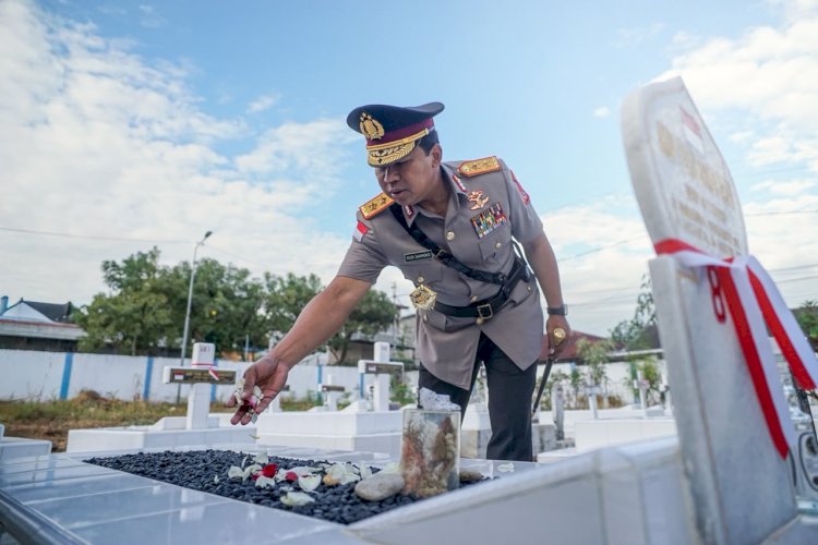 Kapolda NTT Pimpin Ziarah ke TMP Dharma Loka Jelang Hari Bhayangkara ke-80, Kapolresta Kupang Kota: Teladani Semangat Pengabdian Pahlawan
