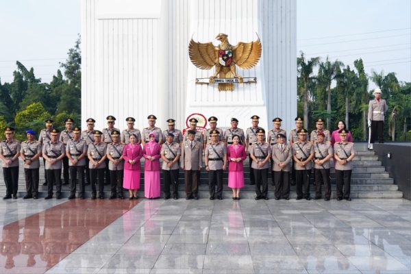 Polri Gelar Ziarah Nasional Jelang Hari Bhayangkara ke-80, Wakapolri Pimpin Doa di Makam Pahlawan
