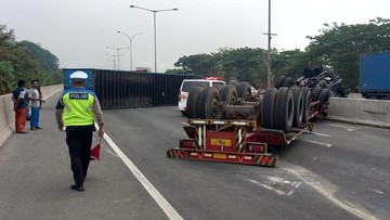 Truk Trailer Bermuatan Besi Terguling di Flyover Tomang, Muatan Tumpah ke Jalan