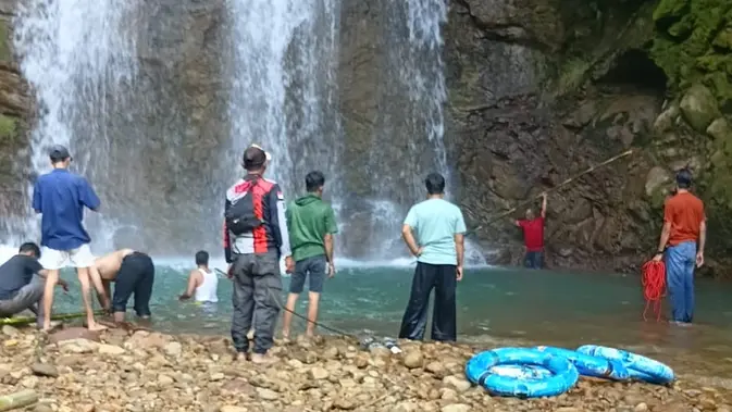 Tim SAR Gabungan Cari Remaja Tenggelam di Curug Tiga Sukabumi, Terkendala Minimnya Alat Evakuasi