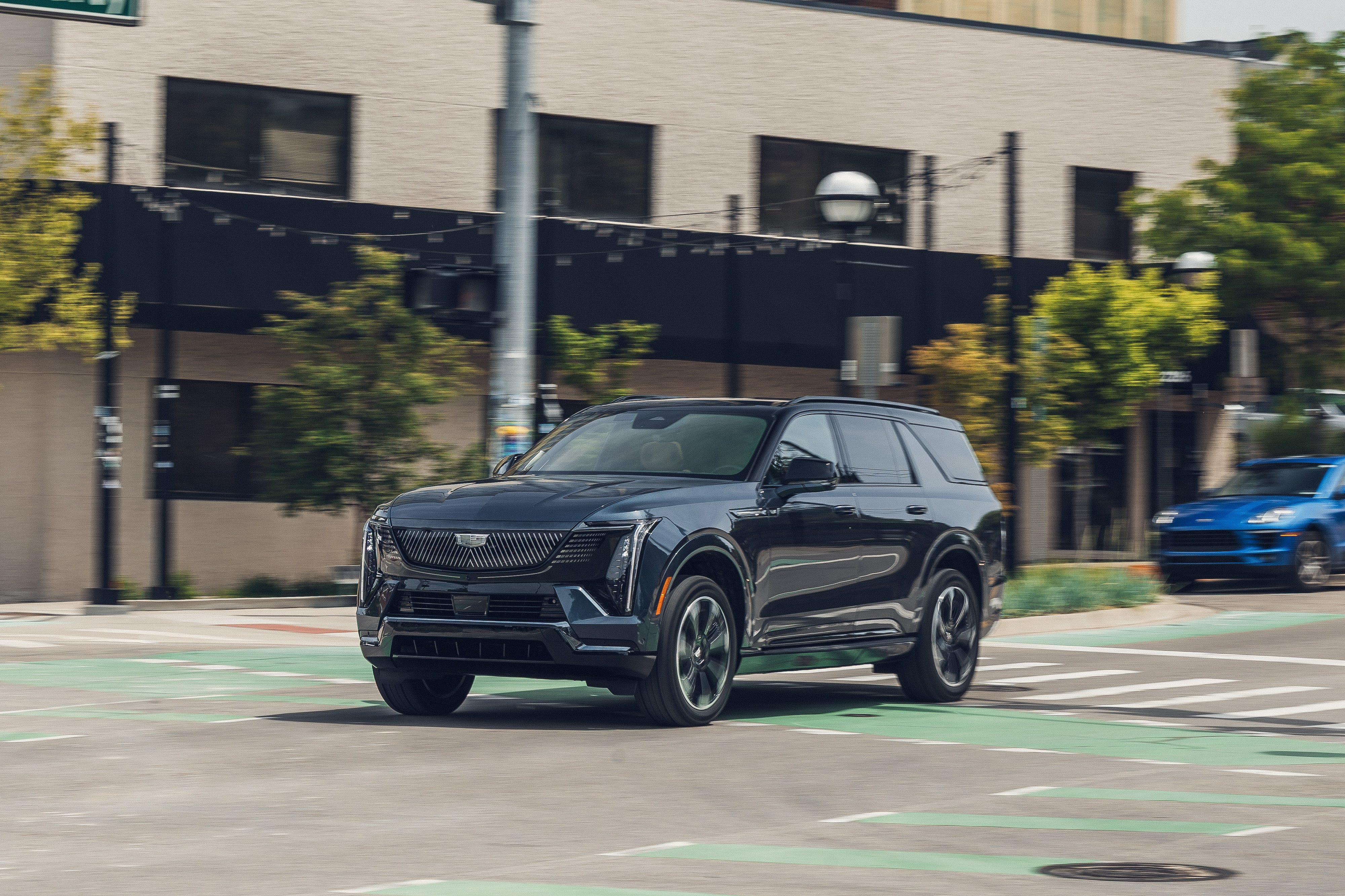Test Drive Cadillac Escalade IQL 2026: SUV Listrik Raksasa yang Nyaman Diajak Mudik 1.600 Kilometer