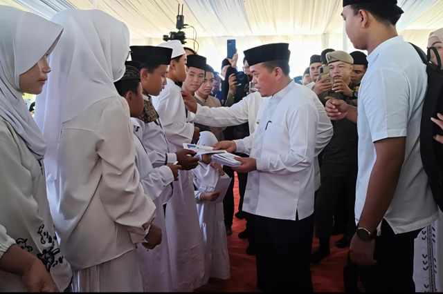 Gubernur Jambi Al Haris Santuni 2.000 Anak Yatim dan Disabilitas di Peringatan 10 Muharram, Salurkan Beasiswa S1