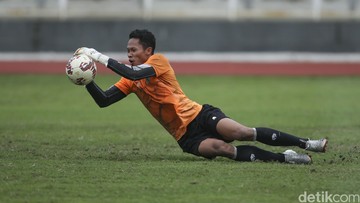 Arema FC Resmi Datangkan Syahrul Trisna, Skuad Kiper Lokal Penuh Musim Depan
