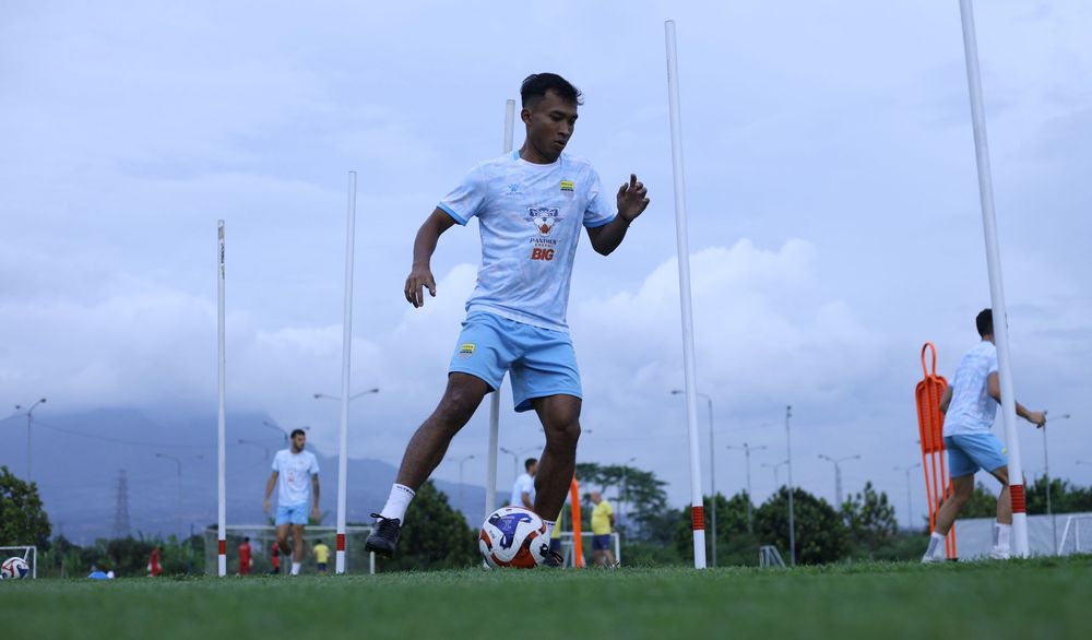 Robi Darwis Pamit dari Persib: Gelandang Akademi Itu Kini Buka Lembaran Baru demi Karier