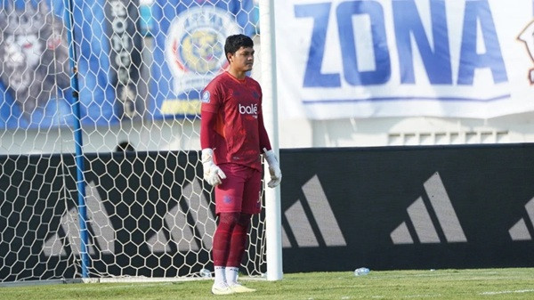 Arema FC Pertahankan Adi Satryo dan Gianluca, Kokohkan Sektor Kiper Hadapi Liga Super 2026/2027