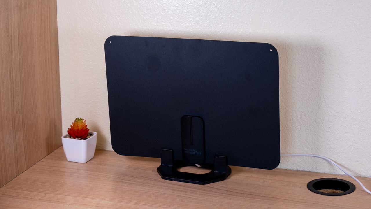 Review Antena TV Digital Best Buy Essentials: Murah, Tipis, Tapi Jangan Harap Sihir