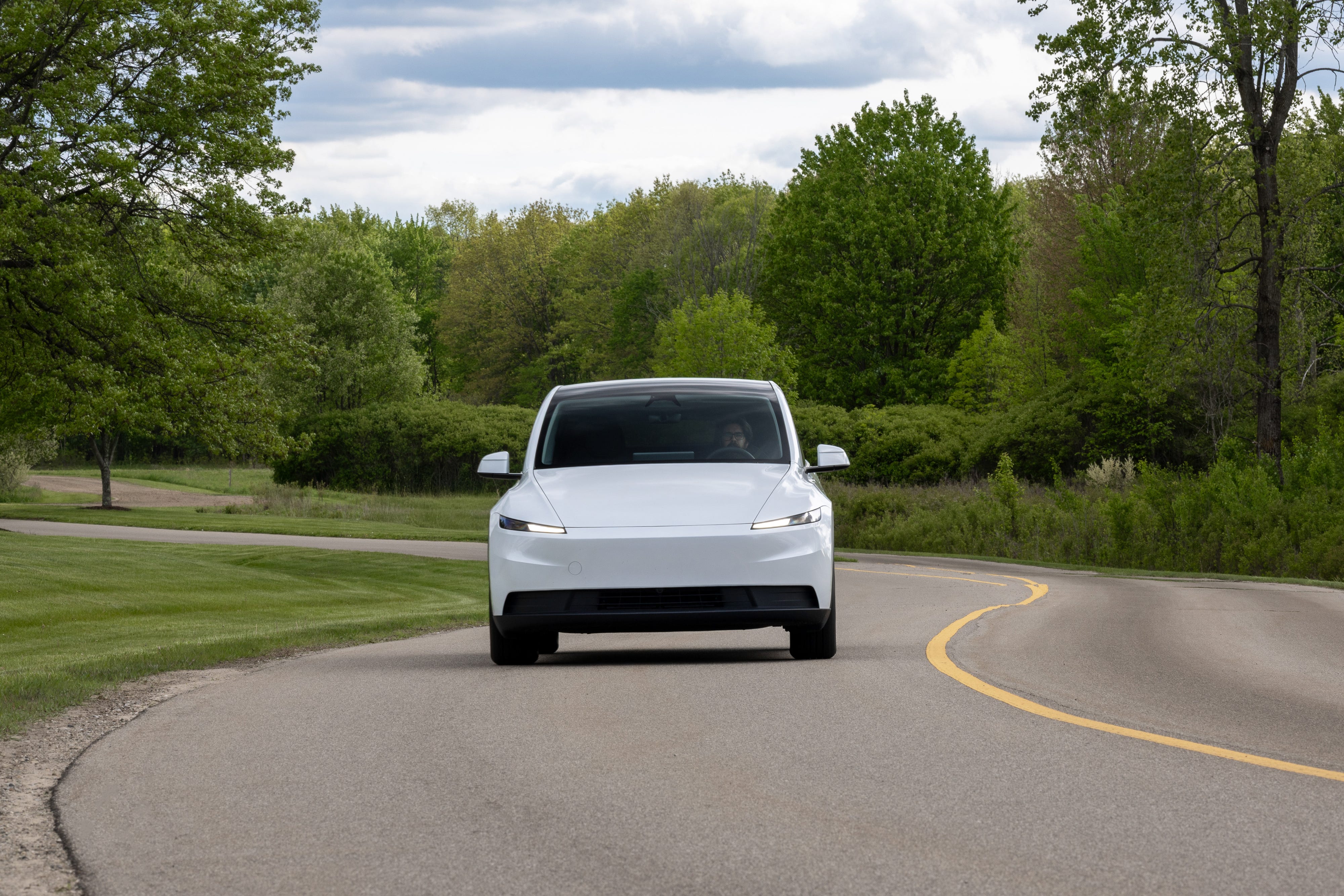 Foto Eksterior Tesla Model Y 2026 Beredar, Desain Lebih Tajam dan Aerodinamis Siap Mengaspal