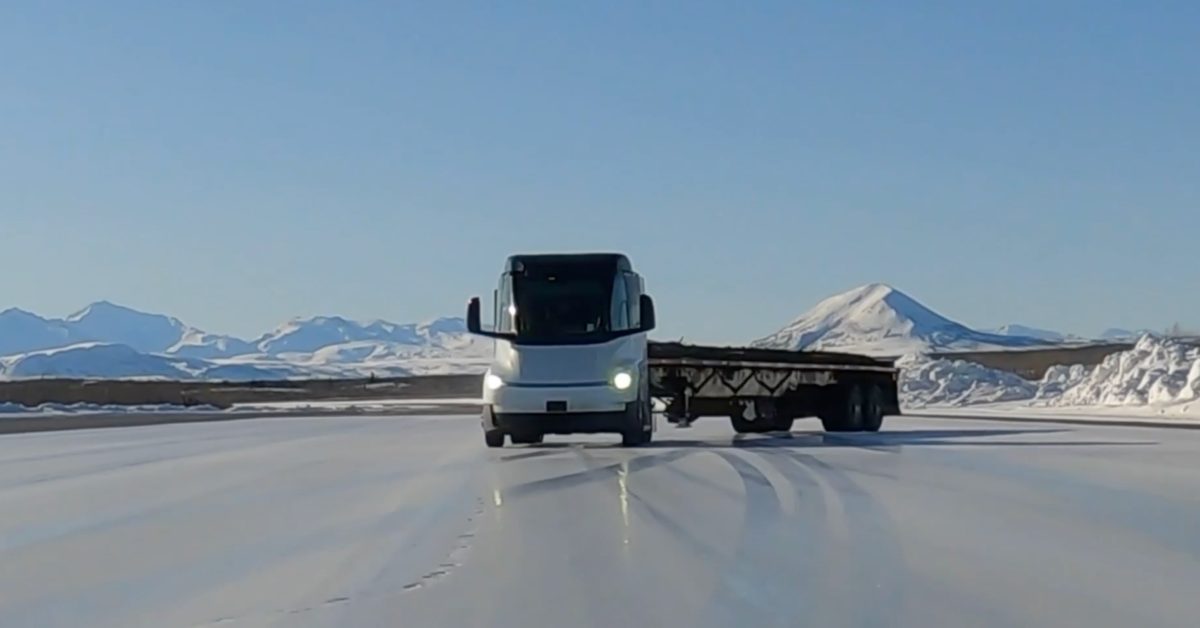 Tesla Semi Buktikan Kemampuan di Atas Es, Sistem VDC Antisipasi Jackknife pada Truk Listrik 82.000 Pon
