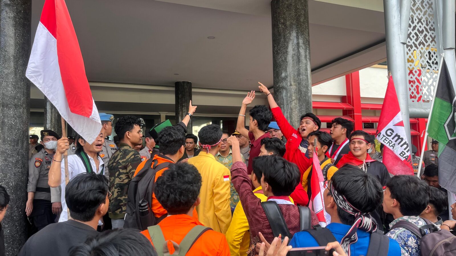 Puluhan Mahasiswa Sumbar Kembali Demo Kantor Gubernur, Tuntut Transparansi APBD hingga Penurunan Harga BBM
