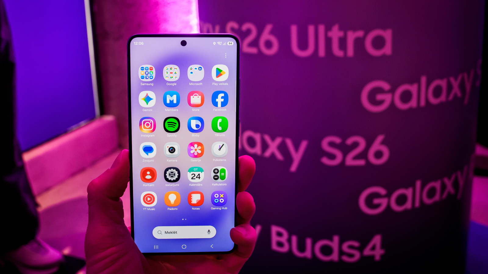 5 Aksesori Samsung Paling Berguna untuk Pemilik Galaxy, dari Casing hingga Power Bank
