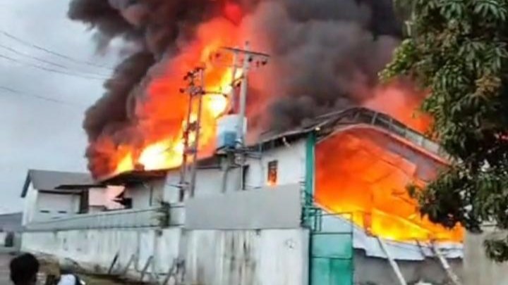 Pabrik Sepatu di Deli Serdang Terbakar Hebat, 80 Persen Bangunan Ludes Dilalap Api