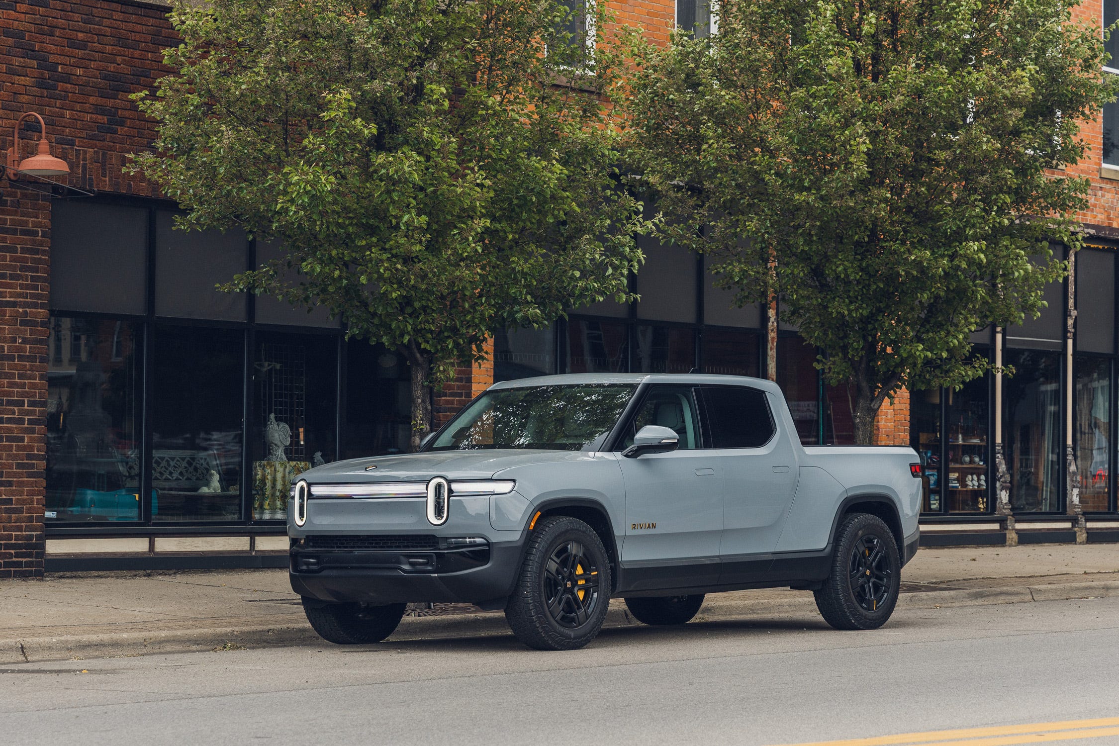 Rivian Hentikan Varian Termurah R1S dan R1T, Harga Naik Rp 112 Juta per Unit