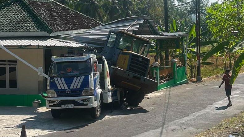 Truk Towing Muat Alat Berat Tabrak Masjid di Kulonprogo Setelah Gagal Menanjak, Sopir Hilang Kendali