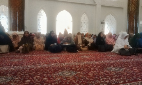 Hujan Badai Tak Surutkan Ratusan Jemaah, Buya Gusrizal Soroti Krisis Pendidikan Tauhid di Masjid Al Hakim Padang