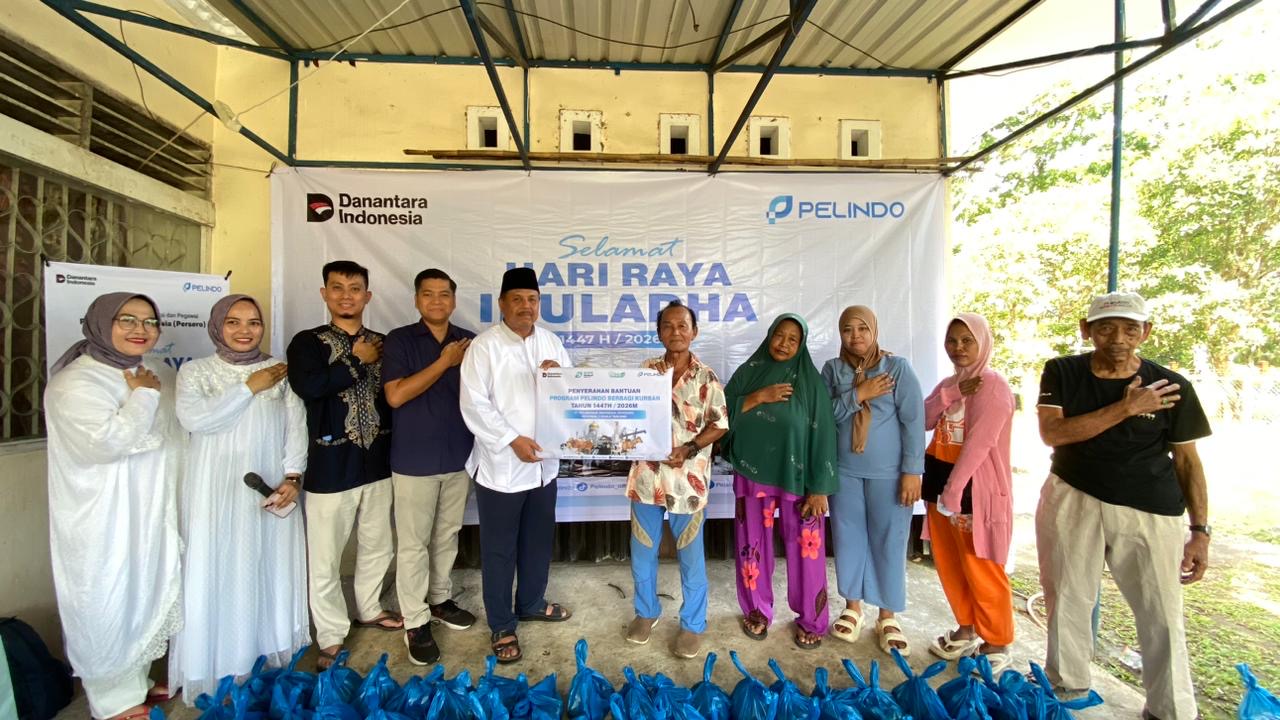 Pelindo Regional 1 Kuala Tanjung Salurkan Ratusan Paket Daging Kurban ke Warga Sekitar Pelabuhan