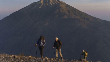 Status Siaga Gunung Merapi Belum Dicabut, Jalur Pendakian Ditutup Tanpa Batas Waktu