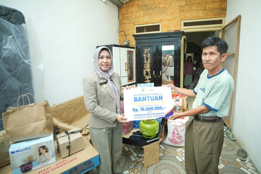 Wali Kota Mojokerto Serahkan Bantuan Rp15 Juta untuk Korban Kebakaran di Wates, Rumah Mulai Dibangun Kembali
