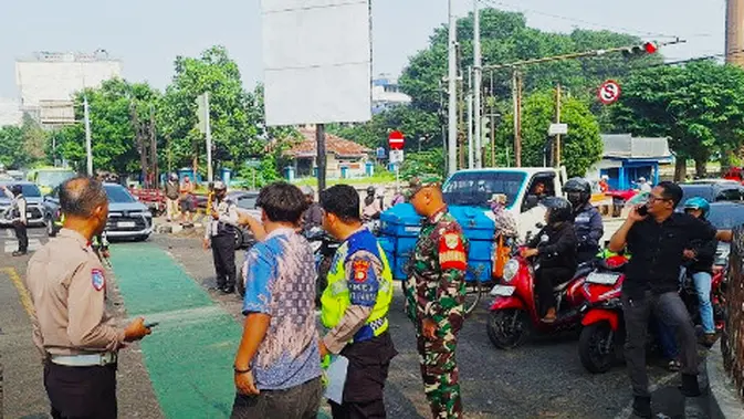 Polisi Evakuasi Enam Korban Tabrakan Maut Truk dan Motor di Bekasi, Satu Tewas