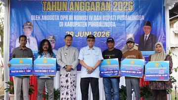 Anggota DPR Darori Wonodipuro Salurkan Bantuan Traktor dan Bibit Ikan ke Petani Purbalingga