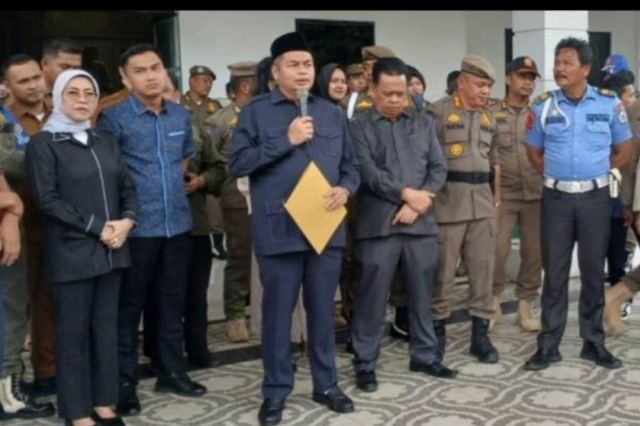 DPRD Kota Jambi Belum Setujui Hak Angket untuk Wali Kota, Massa Dijawab dengan Rekomendasi Sampah